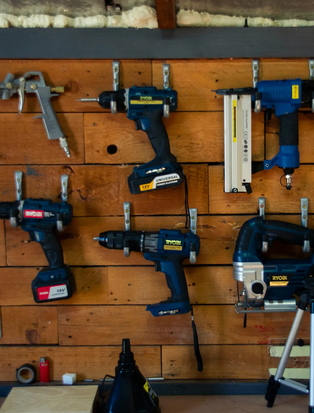 gereedschap hangt aan een houten muur