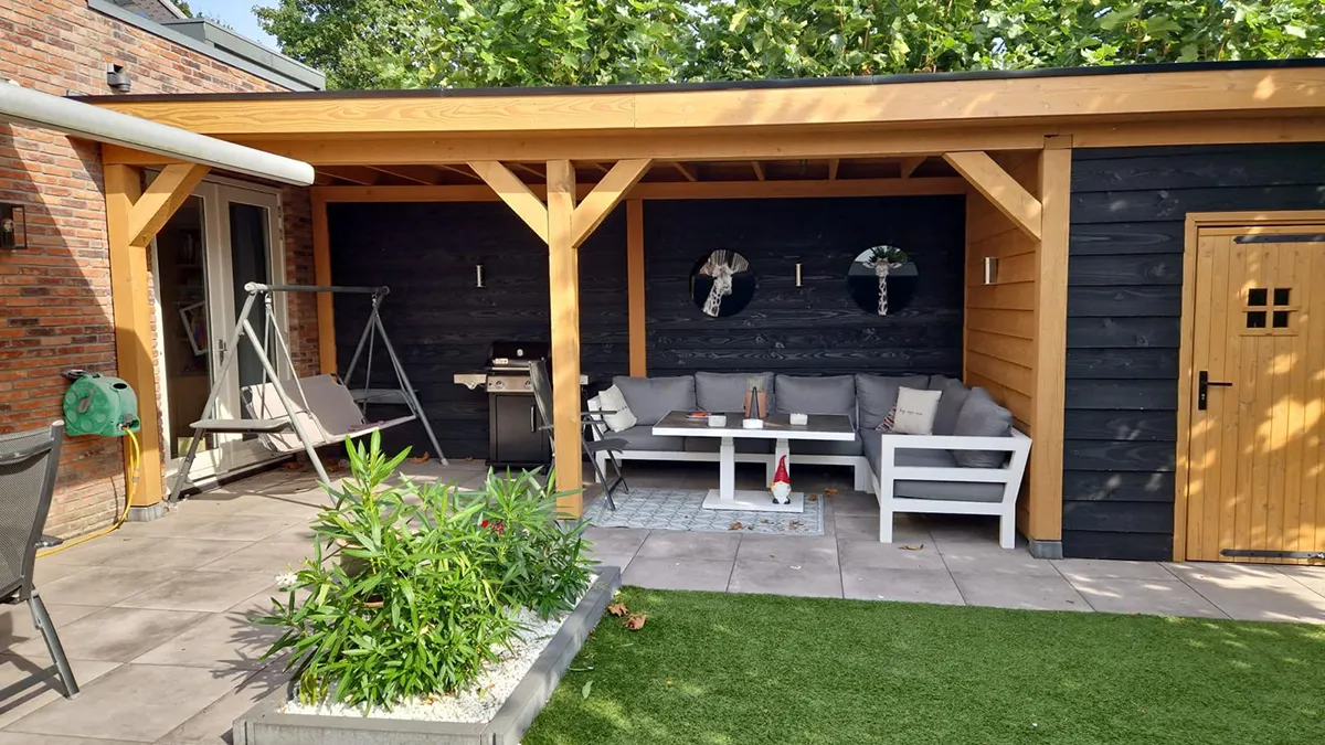 vooraanzicht van een houten veranda in combinatie met tuinhuis